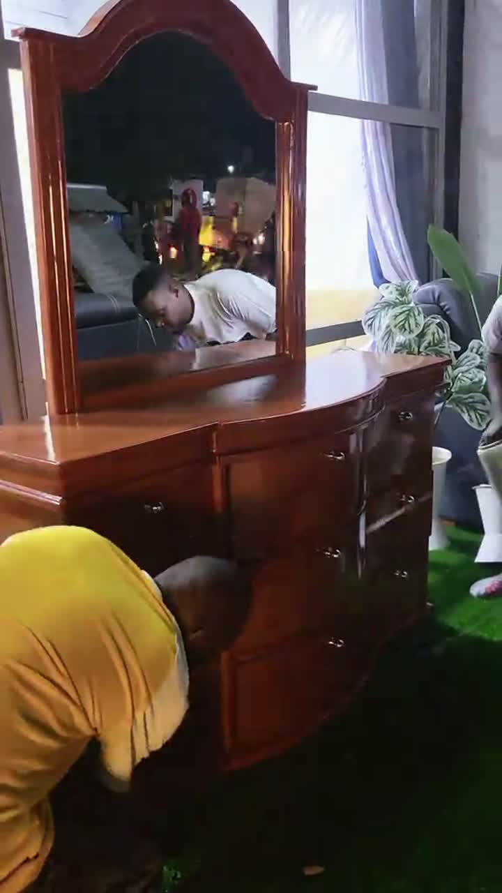 Video ya Home Furniture: Kabati la kioo kwa sebule